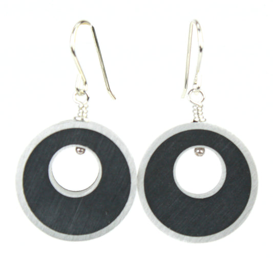 Spotlight earrings in black