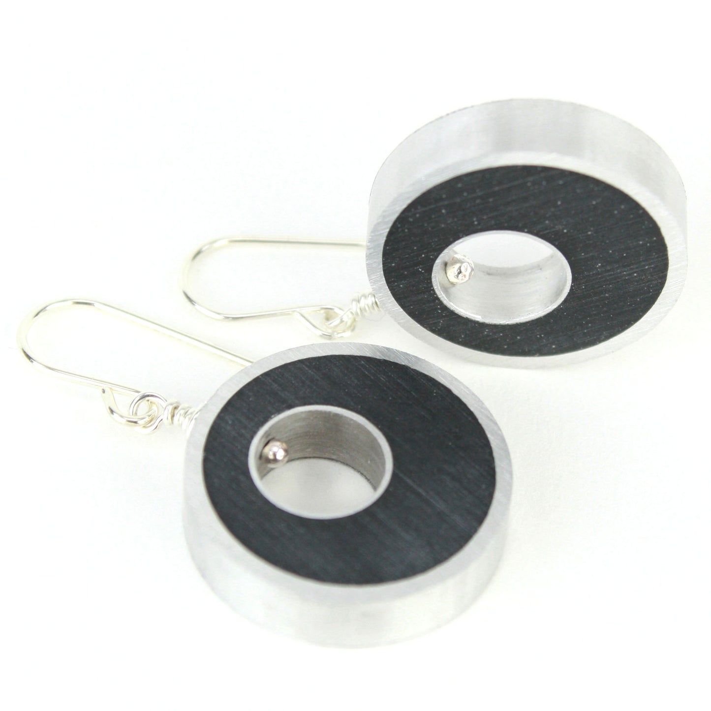 Spotlight earrings in black