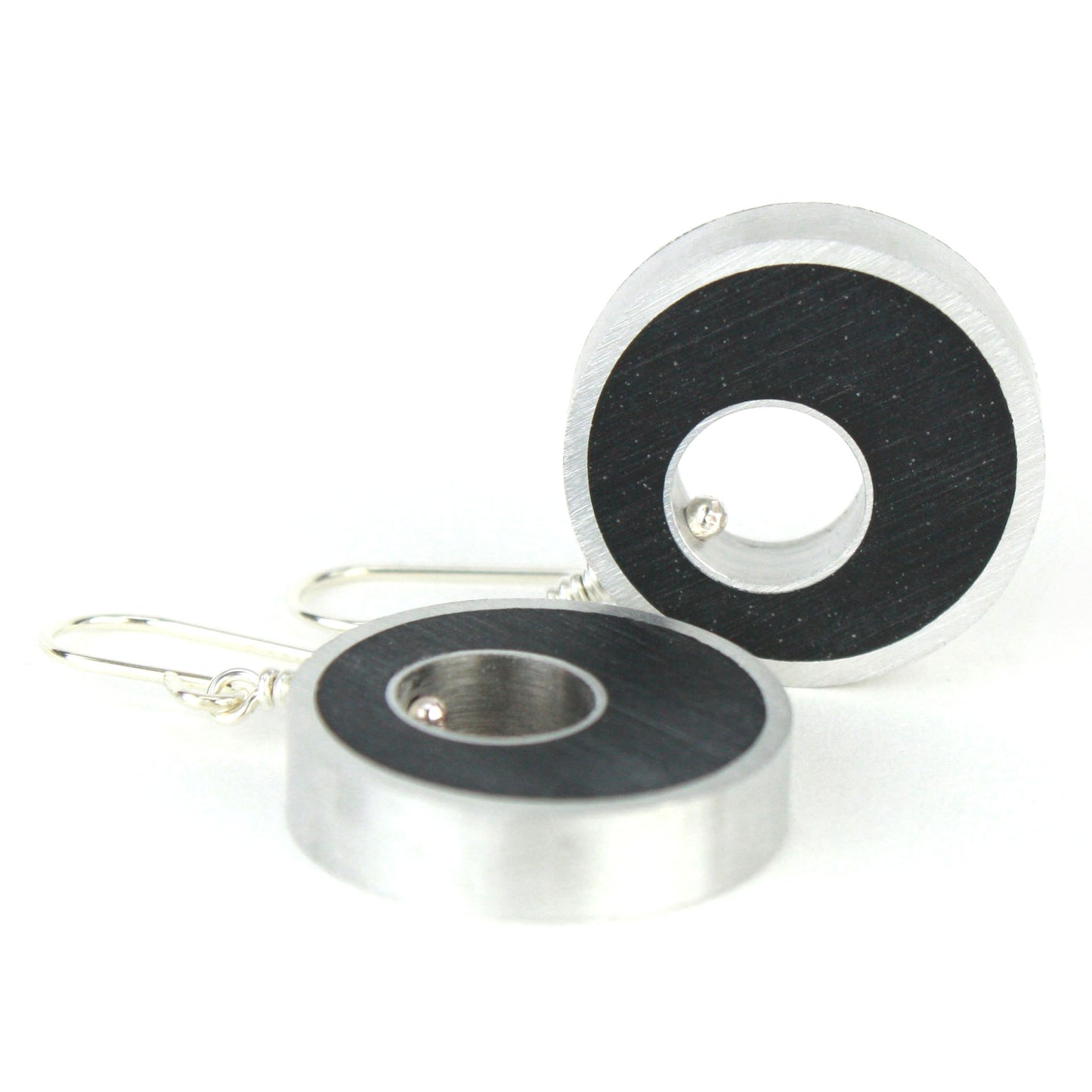 Spotlight earrings in black