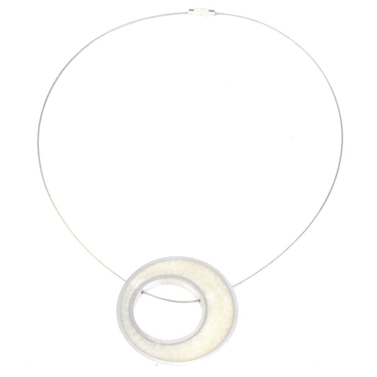 Solo spotlight necklace -white